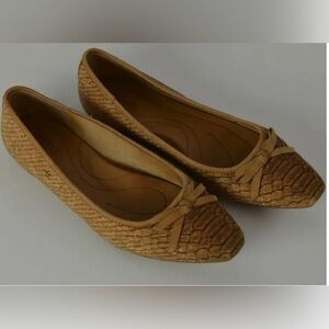 Born Women’s Size 8 Medium Flats Tan Leather